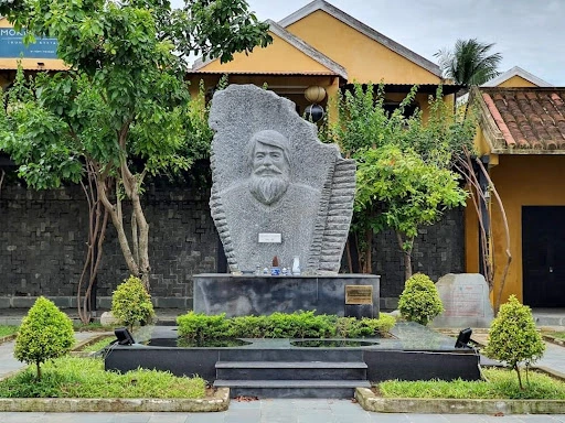 Kazik statue webp